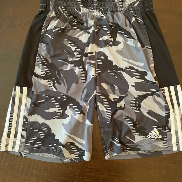 Boys Adidas shorts - Picture 3 of 5